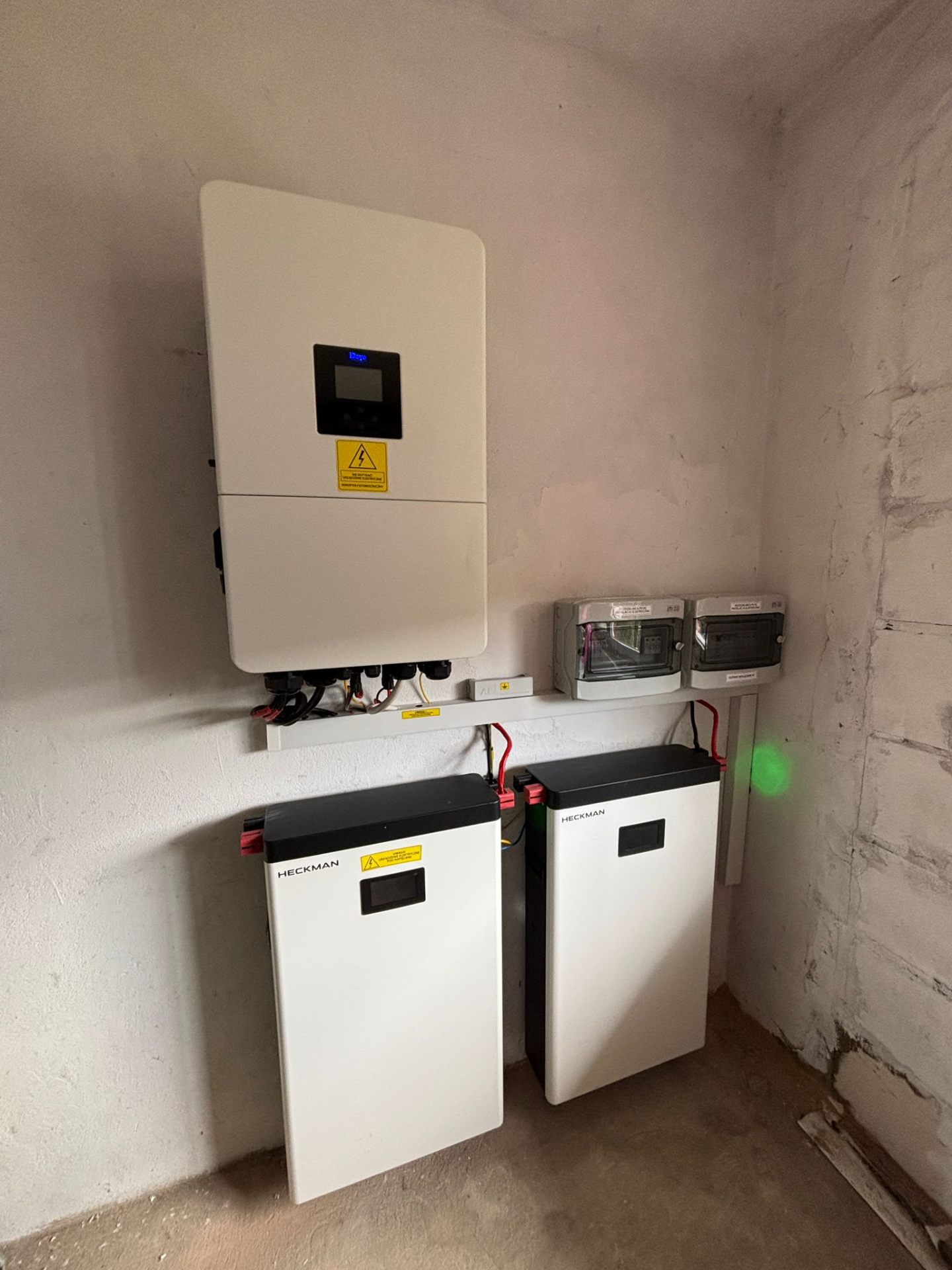 Magazyn energii z falownikiem zamontowany w pomieszczeniu technicznym