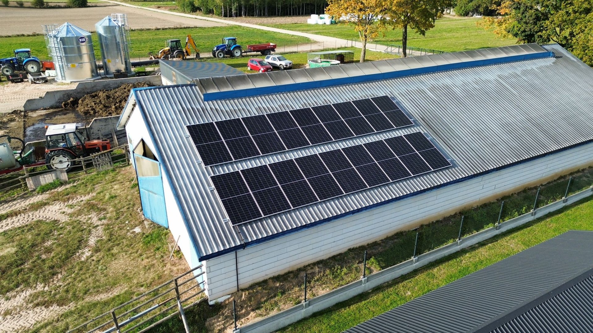 Instalacja fotowoltaiczna na dachu budynku gospodarczego – ujęcie z drona