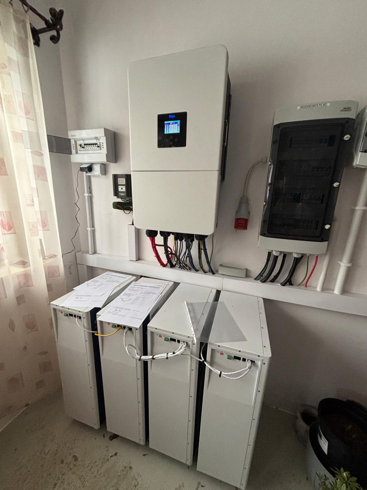 Falownik hybrydowy z magazynami energii zamontowany na ścianie pomieszczenia technicznego