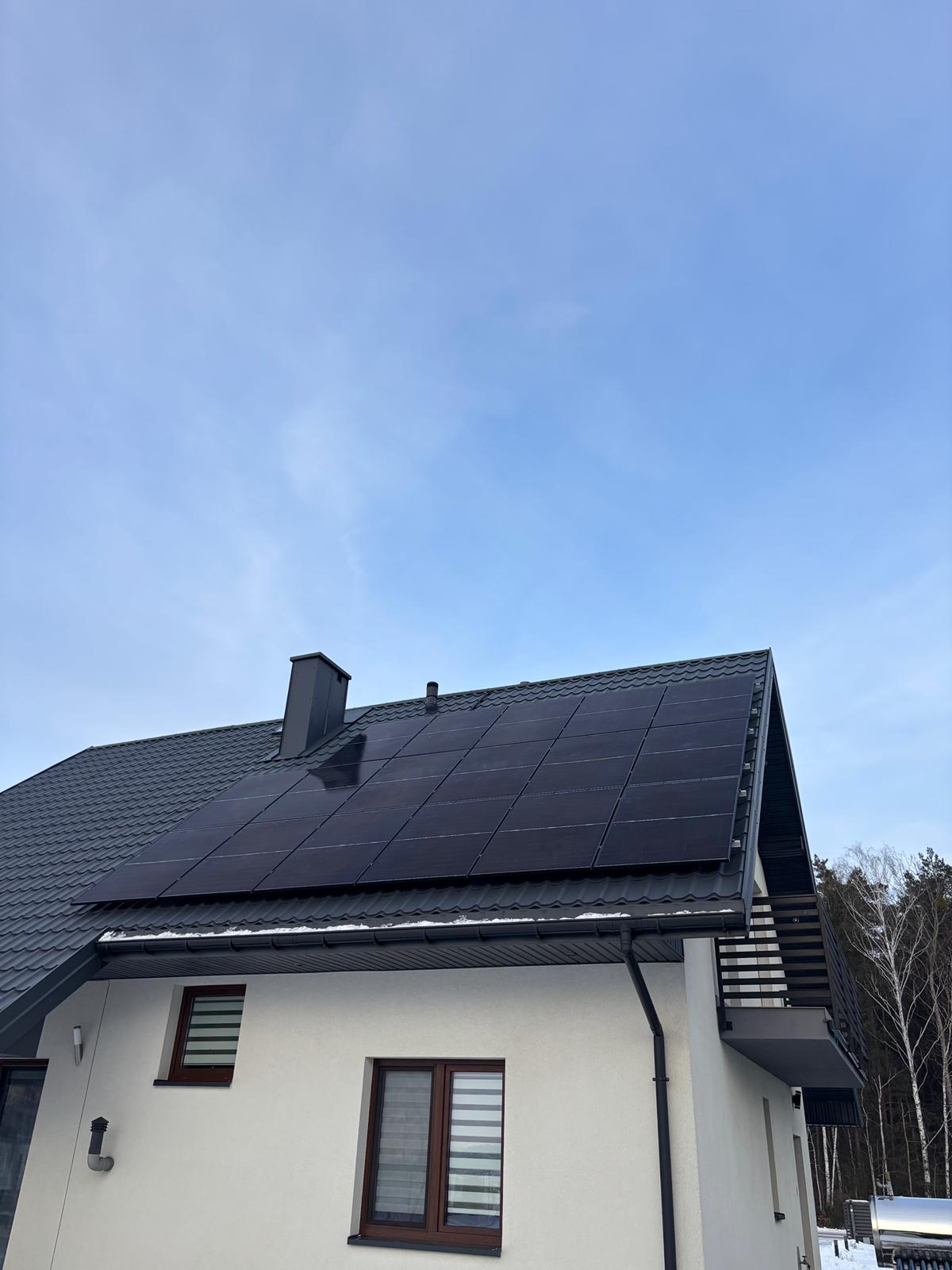 Panele fotowoltaiczne full black na dachu domu jednorodzinnego
